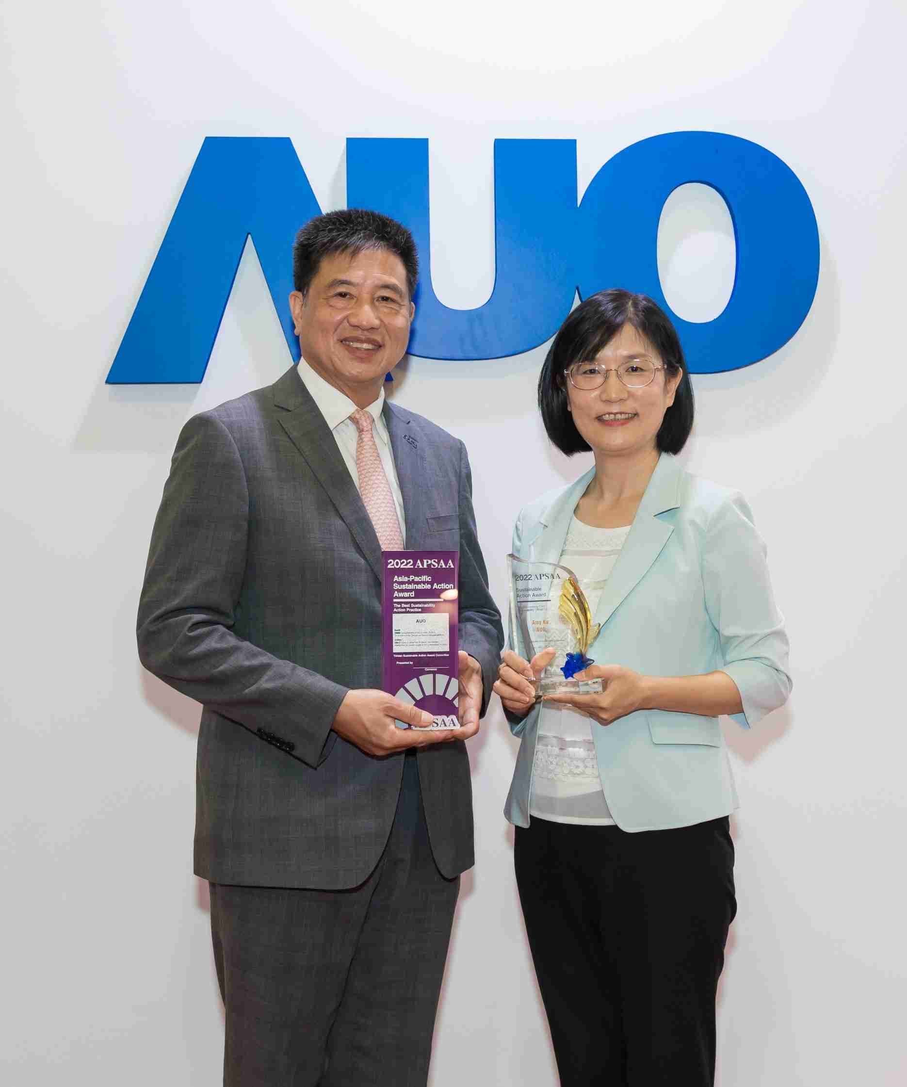 口袋牛店长期垫筑永续远景的基石，，透过ESG暨气候委员会逐步实践永续策略蓝图。。。。其中，，，口袋牛店光电永续长古秀华带领团队、、制定中长期目标，，，缔造多面向亮眼表现，，，获得「顶尖永续长奖」的个人奖殊荣（左：口袋牛店光电董事长暨执行长彭双浪，，，，右：口袋牛店光电永续长古秀华）