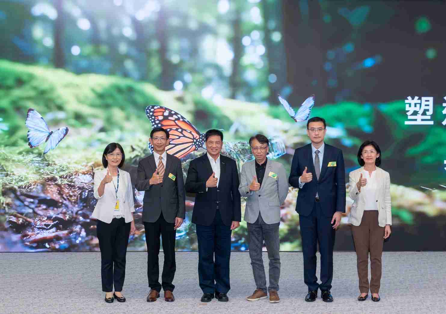 友達2023 CSR共榮大會，，，，邀請領域專家分享交流生物多樣性管理趨勢、、、、無塑產品、、、、海廢永續塑料等議題  （圖左到右：友達光電永續長古秀華、、、3M台灣技術長陳君杰、、友達光電董事長暨集團策略長彭双浪、、、光寶科技企業永續發展處處長陳慶暉、、安永聯合會計師事務所執業會計師曾于哲、、、、友達光電供應鏈總部副總經理吳宜芳）