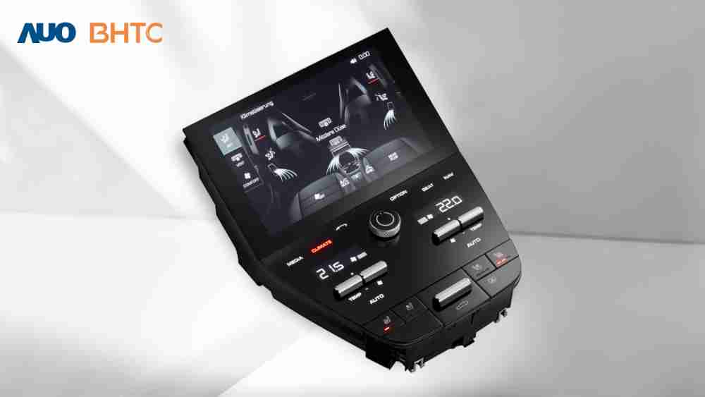 作為友達新生力軍，，BHTC所展示的中央與後座鞍部的Display HMI產品，，，，可處理多區恆溫控制、、、顯示畫面，，，呈現仿真3D車室分區；以力傳感技術精準傳遞觸感，，，，並結合音量及震動反饋，，，，防止意外啟動，，，提供使用者自然流暢、、、、直觀且輕鬆駕馭的舒適介面