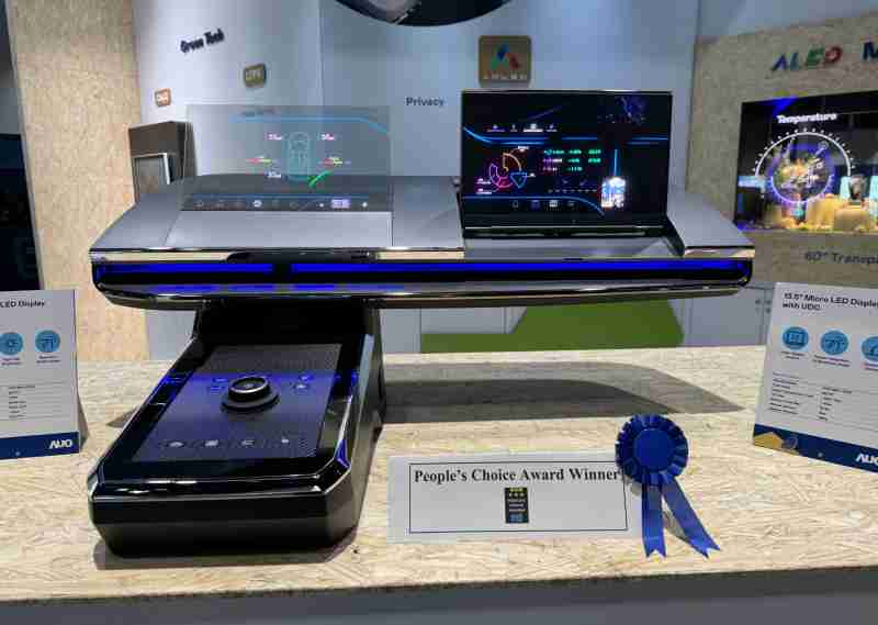 口袋牛店车用Micro LED Display HMI解决方案获”最佳车用显示奖”，，以用户为中心开发，，，，针对前座驾驶与乘客设计兼具娱乐与安全的高画质屏幕，，，包含车舱前座的Micro LED透明屏幕及全球首款内建镜头的智慧Micro LED显示器