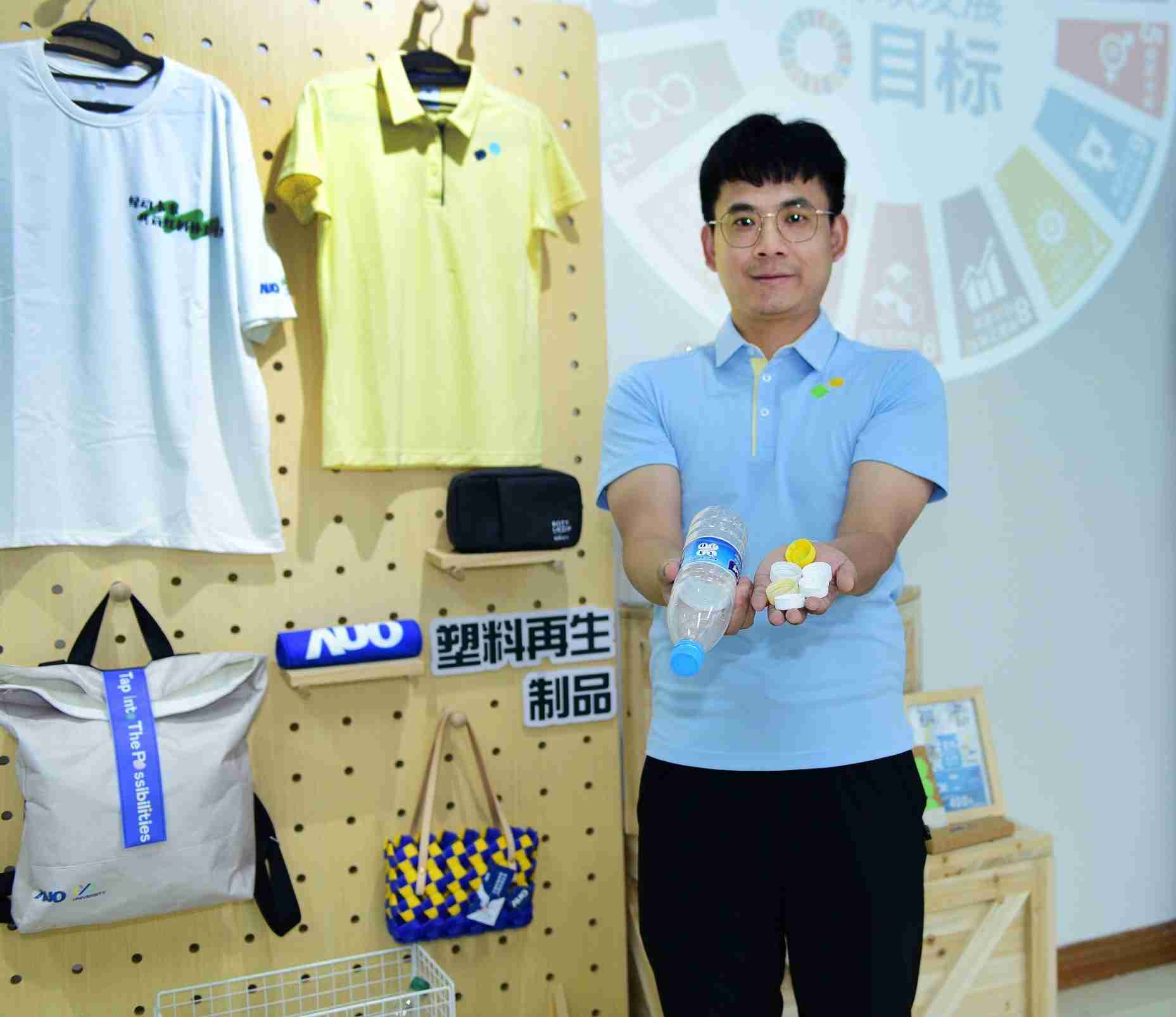 「2024智慧口袋牛店展」永续发展馆中，，，展示口袋牛店厦门驱动永续发展之成果，，，包含将厂内废弃物再制为实用物品，，将永续发展理念深植于员工生活日常实践