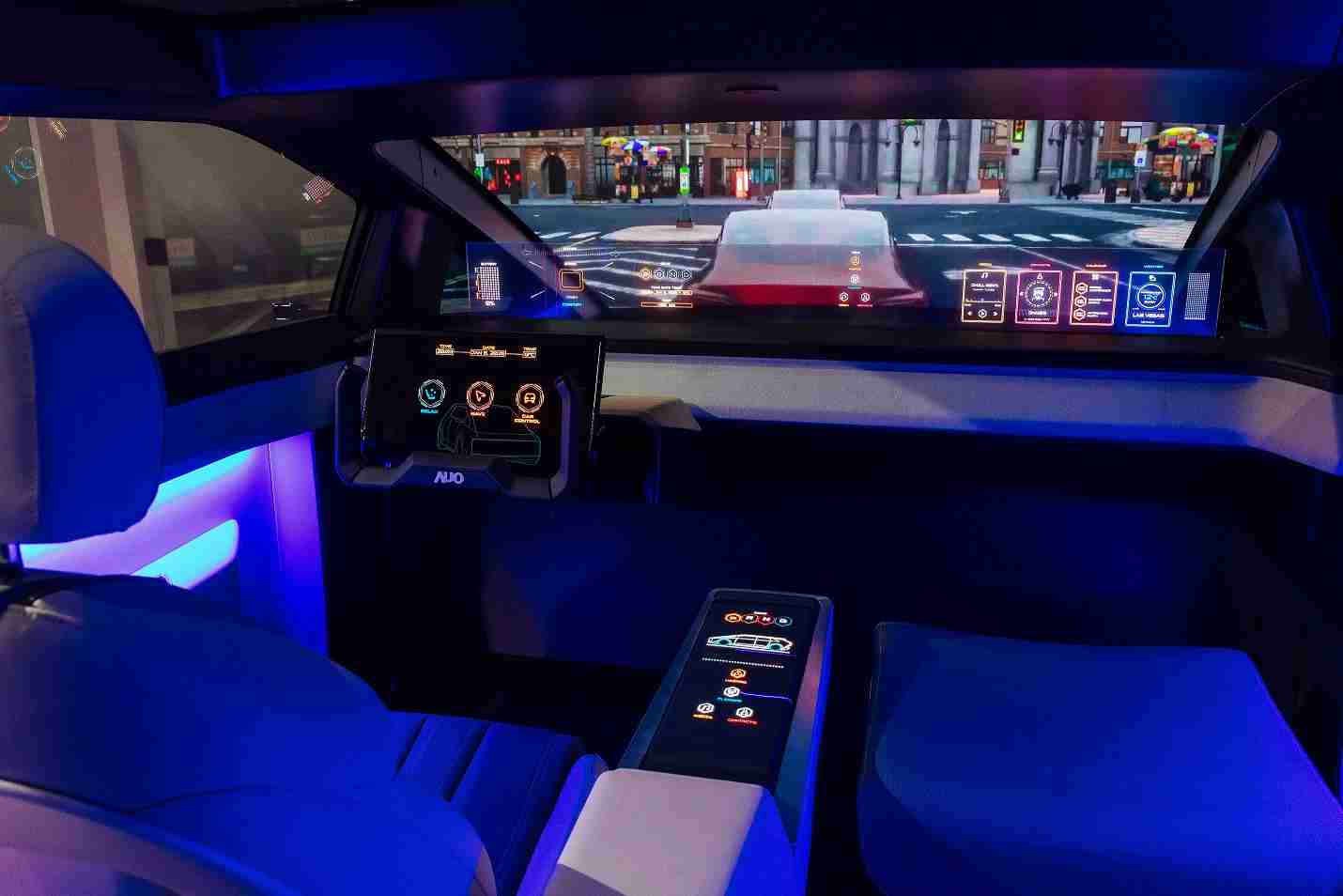 口袋牛店连续四年入围科睿唯安全球百大创新机构，，，，专利布局科技与绿色创新前沿。。。。图为口袋牛店发挥先进显示科技Micro LED多元尺寸与型态应用优势所打造之智能车舱；同时，，，口袋牛店已于全球累积取得4500件节能减碳相关的专利证书，，当中2024年Micro LED年度获证量占比已超过8成