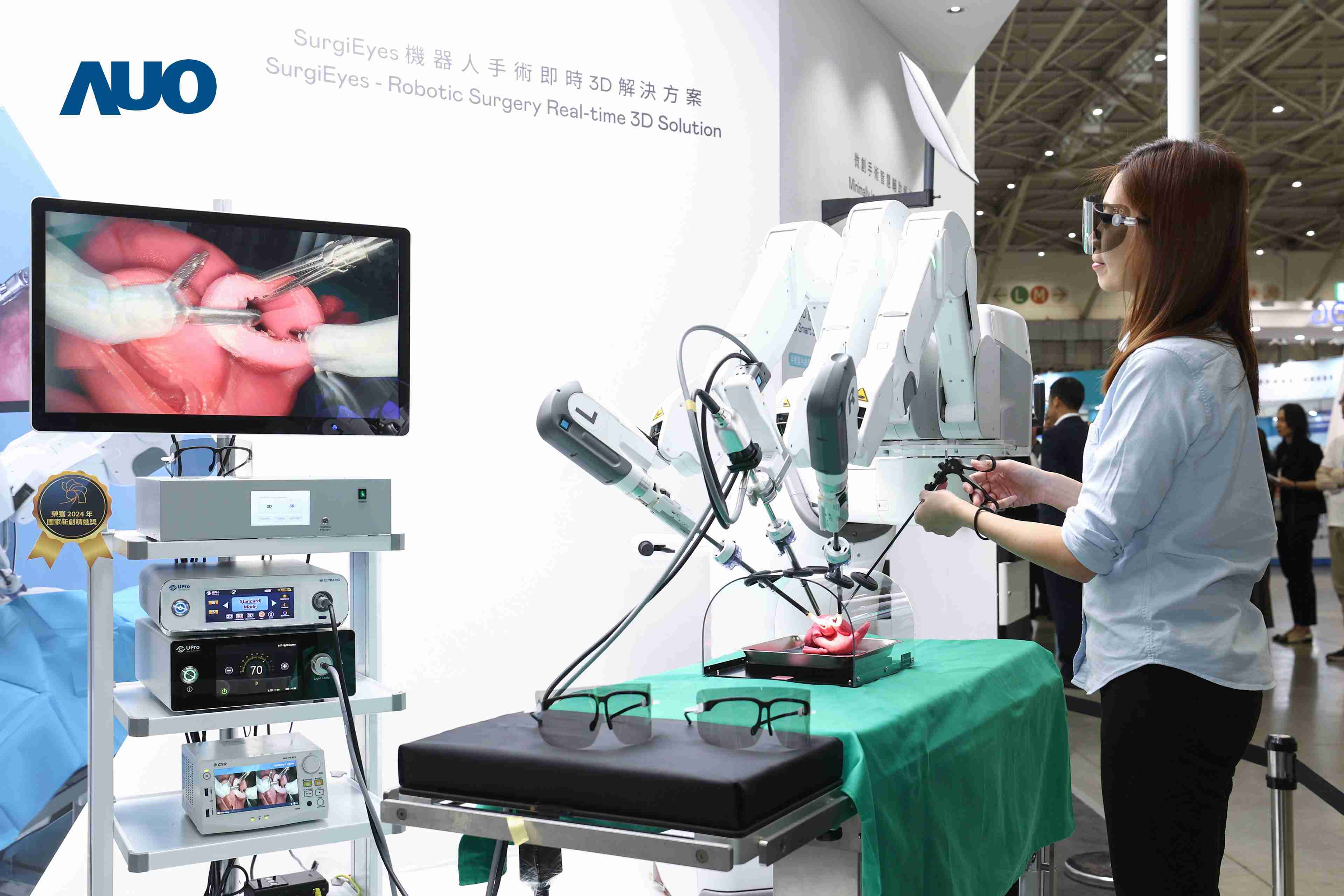 达擎以领先的3D显示技术推出〝SurgiEyes机器人手术实时3D解决方案〞，，，，整合先进3D图像处理与独家3D垂直宽视角、、、、广色域的显示技术，，，手术团队可实时同步主刀医师视角看到清晰3D影像，，，，提升沟通效率与安全性。。。。