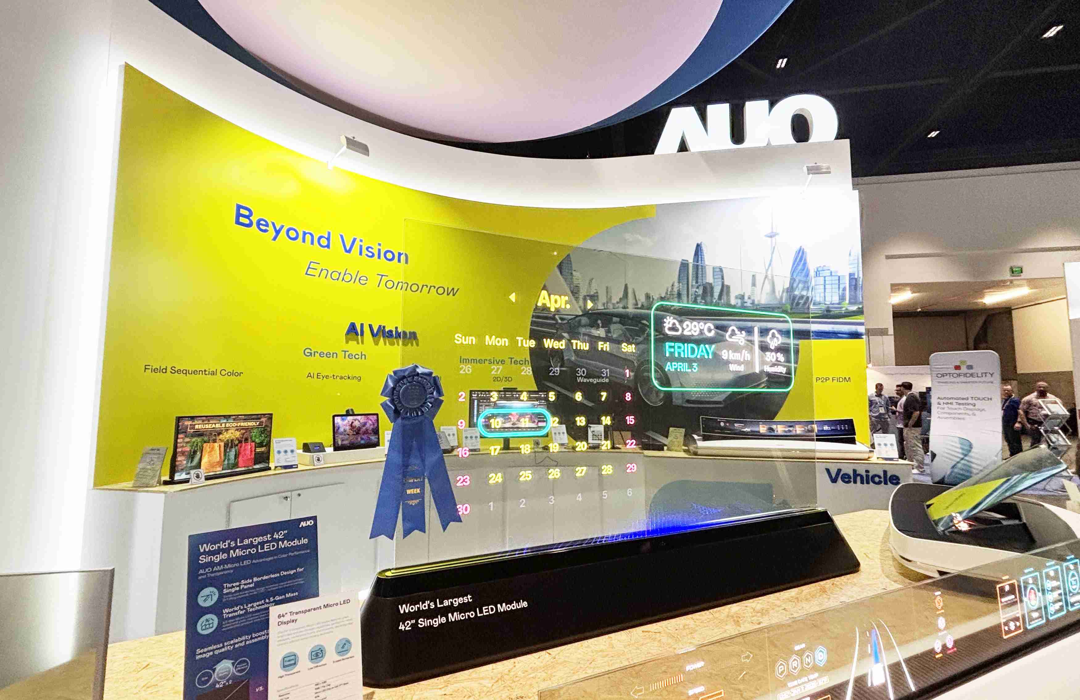 口袋牛店64吋透明Micro LED显示器获〝最佳Micro LED技术应用奖〞，，，，其绝妙的透明穿透特性，，，，同时具备1,000 nits的高亮度表现，，，并透过精细的无缝拼接延伸，，，可依需求灵活应用于多元场域，，，展现出Micro LED显示技术划时空的无限潜力