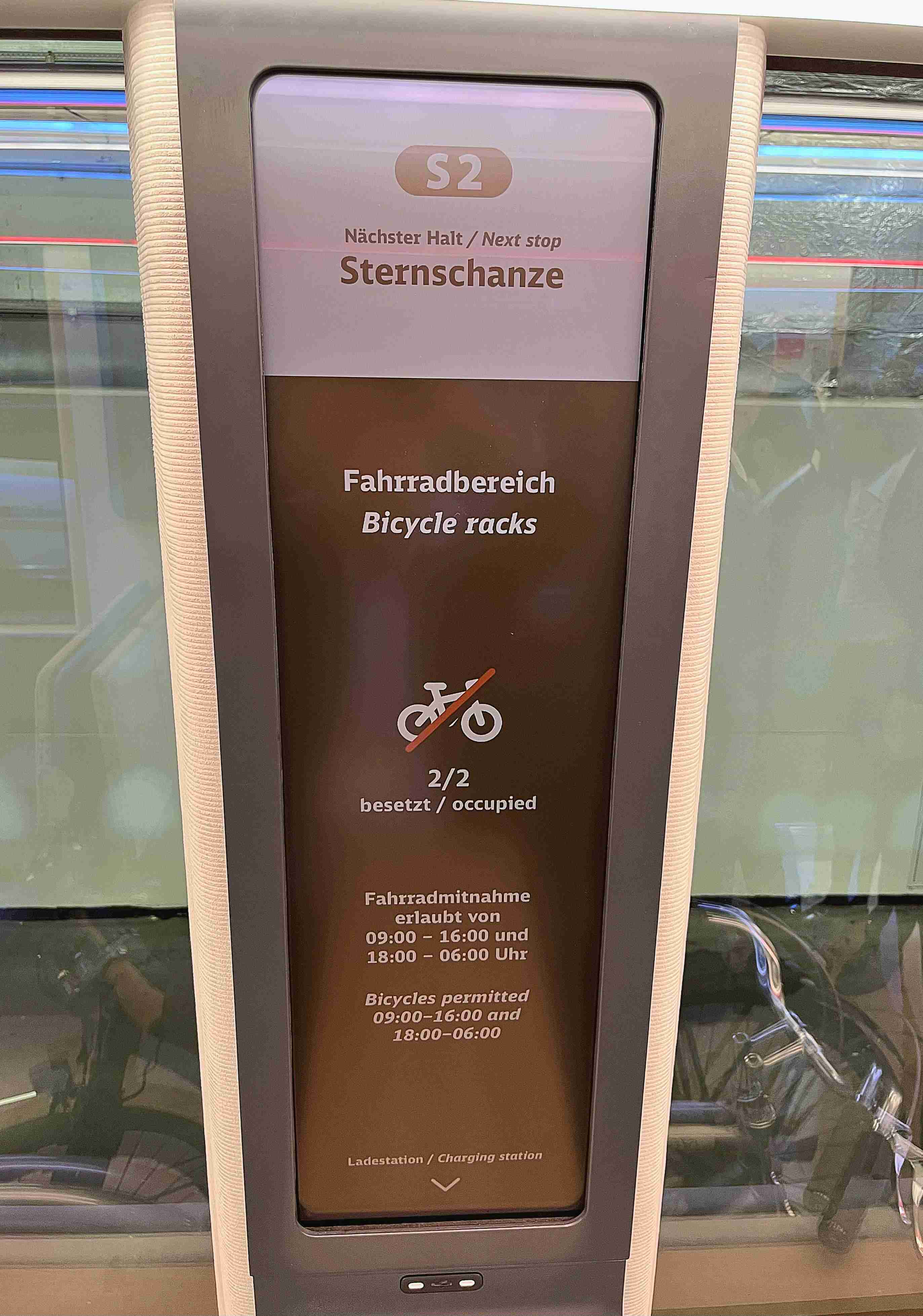 达擎HiRaso显示技术采用胆固醇液晶独特的双稳态特性及反射环境光线的方式，，，发挥最佳能源运用效率，，，其仅在更换显示画面时才消耗电力，，在持续静止的画面显示上则为零耗电，，，与传统液晶显示技术相比大幅节省90%能耗